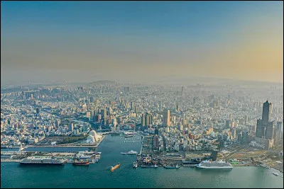 Quelle est cette ville de 2,5 millions d'habitants, située sur la côte sud-ouest du pays, l'un des plus grands ports d'Asie du sud-est ?