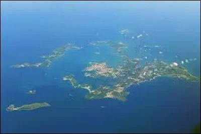 Quel est cet archipel de 90 îles et îlots au large de la côte ouest de Taïwan, couvrant au total 141 km², pour une population de 100 000 habitants, situé dans le détroit de Taïwan ?