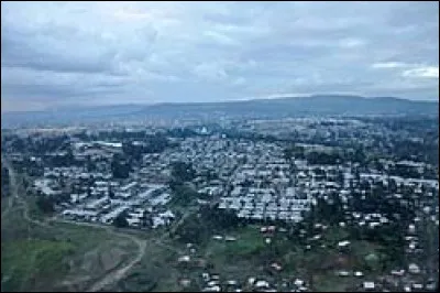 Quelle est la capitale située à la plus haute altitude ?