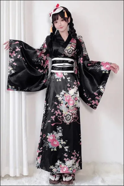 Quel est le nom de la tenue traditionnelle japonaise souvent portée lors des festivals ou cérémonies ?