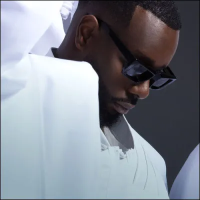 Comment s'appelle ce chanteur ?