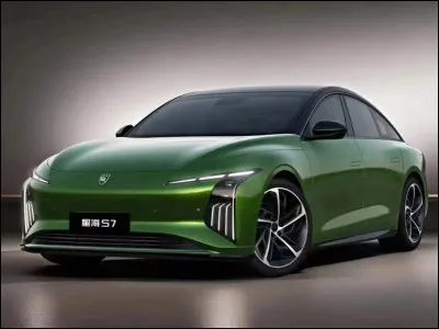 Quel logo c&eacute;l&egrave;bre comporte des lettres qui s�imbriquent dans un cercle pour former un monogramme automobile ?