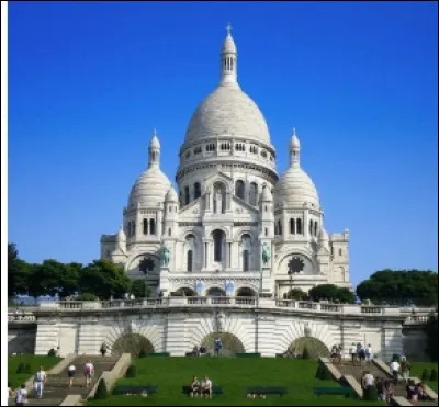Quel est le nom de la célèbre place où se trouve la Basilique du Sacré-Cur à Montmartre ?