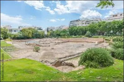 Qui a fondé "le Lycée", une école philosophique située à Athènes ?