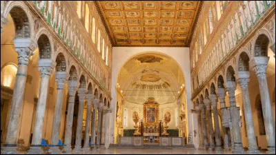 Le nom de cette ville, située en Émilie-Romagne sur la côte adriatique, mondialement connue pour ses basiliques et ses mosaïques de style byzantin, se termine par un ...