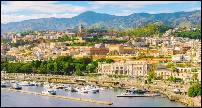 Le nom de cette ville sicilienne située en bordure du détroit auquel elle donne son nom, se termine par un ...