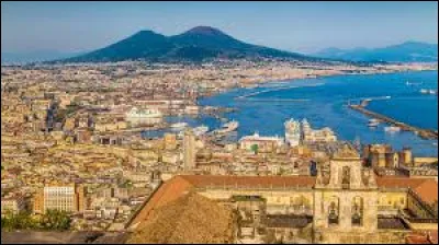 Le nom de cette ville, chef-lieu de la région de Campanie et centre d'une agglomération de 3 millions d'habitants, se termine par un ...