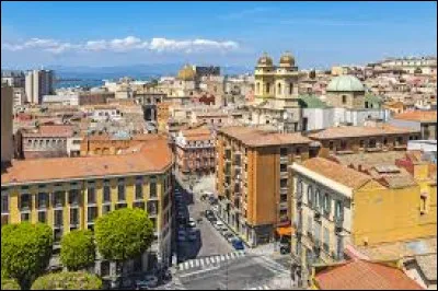 Le nom de cette ville, capitale de la Sardaigne, se termine par un ...