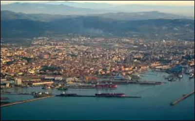 Le nom de cette ville, située en Toscane, important port de ferrys vers la Corse et la Sardaigne, se termine par un ...