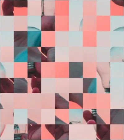 Quel objet est tenu dans la main de cette personne ?