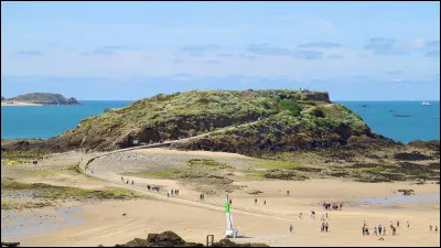 Quel écrivain repose sur l'îlot du Grand Bé à Saint-Malo ?