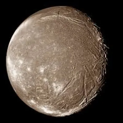 De quelle planète Ariel est-elle une lune ?