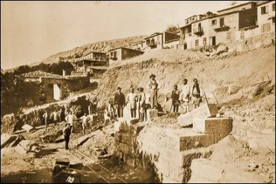 Quelle est cette fouille entreprise au XIXe siècle obligeant de déménager tout un village ?