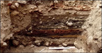 Quel est le nom de l'étude des couches successives au dessus des objets trouvés ?