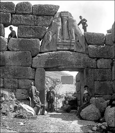 Quel archéologue a découvert le site archéologique de Mycènes en Grèce ?