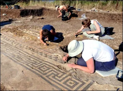 Lorsque tu fouilles un emplacement riche en objets du passé tu utilises comme outils...