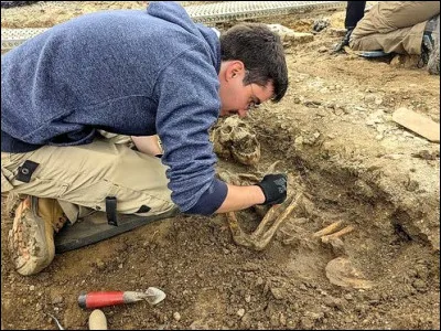 Lors d'une fouille de sépulture comment consolider les os pour éviter la destruction au contact de l'air ?
