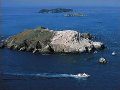 Les Sept-Îles est un archipel français situé au large des Côtes-d'Armor. Pourtant, cet archipel ne contient que cinq îles. Alors pourquoi ce nom ?