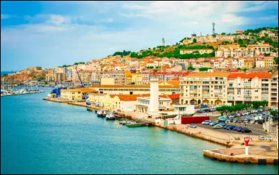 Dans quel département français se trouve la commune de Sète (45 000 habitants) ?