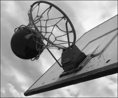 Quelle est la couleur traditionnelle d'un ballon de basket ?