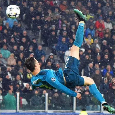 Face à quel club Cristiano a-t-il inscrit sa sublime retournée acrobatique quand il était au Real ?