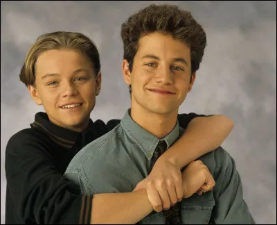 Quel acteur a débuté sa carrière dans la série "Quoi de neuf docteur ?" ?