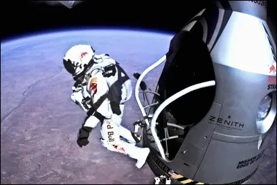 L'homme qui a sauté de la plus grande hauteur en chute libre a chuté de ..... de 35 000 mètres.