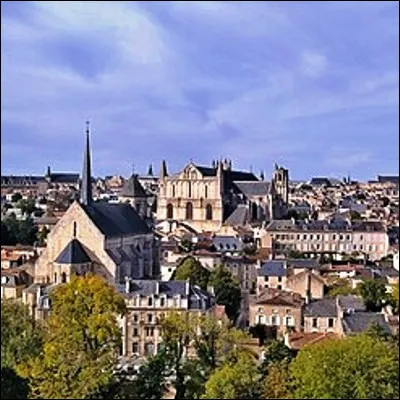 Quelle ville, liée à une bataille de la guerre de Cent Ans, possède de nombreux édifices religieux classés comme l'église Notre-Dame-la-Grande ou l'église Saint-Hilaire ?
