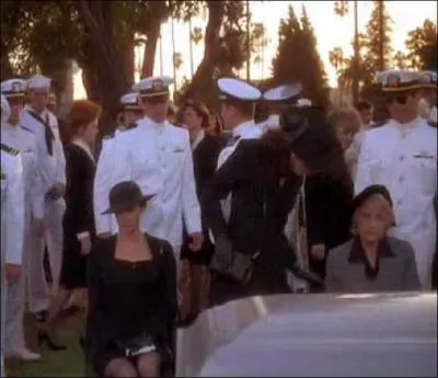 Pour terminer, sur quoi les personnages n'arrtent pas de s'asseoir par accident tout au long du film ?