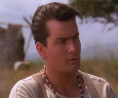 O s'est rfugi Charlie Sheen au dbut du film ?