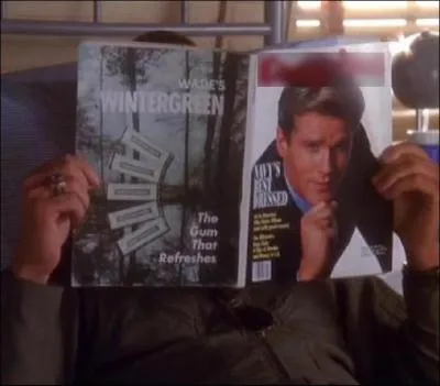 Sur quelle couverture de magazine, qu'il est lui-mme en train de lire, apparat le lieutenant Kent Gregory, interprt par Cary Elwes ?