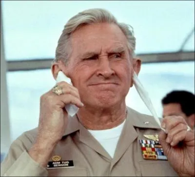 Quel est le nom de l'amiral, interprt par Lloyd Bridges ?