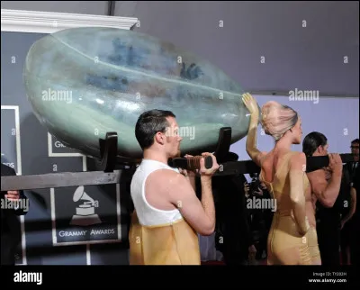 Quelle popstar a littéralement "éclos" dun uf sur scène aux Grammy Awards 2011 ?