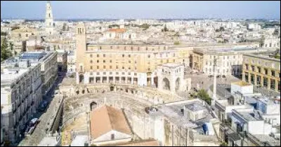 Le nom de cette ville de 100 000 habitants, situ&eacute;e dans le sud des Pouilles, au "talon de la botte", se termine par un ...