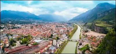 Le nom de cette ville des Alpes, travers&eacute;e par l'Adige, capitale de sa r&eacute;gion, se termine par un ...