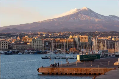 Le nom de cette ville, la deuxi&egrave;me de Sicile avec 350 000 habitants, situ&eacute;e au pied de l'Etna, se termine par un ...