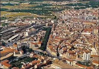 Le nom de cette ville 130 000 habitants, deuxi&egrave;me ville de Sardaigne, situ&eacute;e dans le nord-ouest de l'&icirc;le, se termine par un ...