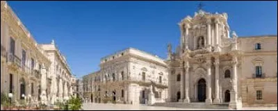 Le nom de cette ville sicilienne, renomm&eacute;e pour sa riche histoire gr&eacute;co-romaine, ses amphith&eacute;&acirc;tres et son patrimoine antique, se termine par un ...