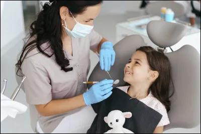 Tu soignes les dents. Tu travailles dans un cabinet. Qui es-tu ?