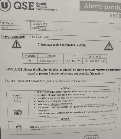 En se rendant de nouveau au magasin, Denis remarque ce papier affiché sur un frigo. Il reconnaît la crème aux ufs à la vanille qu'il a achetée plus tôt, et qui est toujours dans son frigo. Le numéro de lot est le même. Que doit-il faire ?