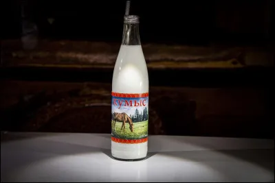 Quelle boisson traditionnelle mongole est faite de lait de jument fermenté ?
