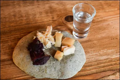 Quelle spécialité islandaise est faite de requin fermenté pendant plusieurs mois ?