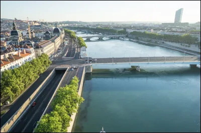 Quel est le plus ancien pont de Lyon, situé sur le Rhône, qui a été édifié au Moyen Âge ?