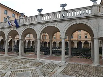 Où se situe le Clos des Deux-Amants à Lyon ?