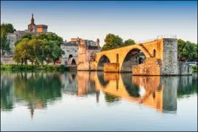 Dans quel département se trouve la ville d'Avignon ?