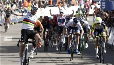 Quel coureur a le plus grand nombre de victoires d'étapes au Tour de France ?