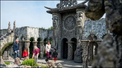 Où peut-on visiter le musée Robert Tatin ?