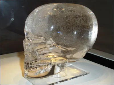 Dans quelle saga cinématographique trouve-t-on un célèbre "crâne de cristal" ?