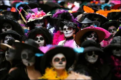 Quel pays célèbre le "Jour des morts" avec des crânes en sucre ?