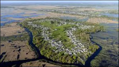 Quelle est cette région d'étangs, de marais et de zones humides, située au nord-ouest du département, au nord de l'estuaire de la Loire ?